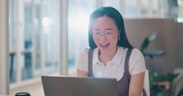 Azjatka Laptop Pięść Uroczystości Dla Sukcesu Firmy Celów Kreatywności Szczęścia — Wideo stockowe