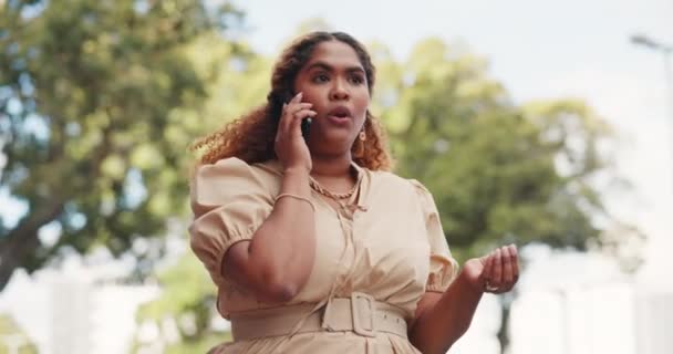 Chamada Telefônica Comunicação Mulher Negra Conversando Cidade Conversando Falando Pergunta — Vídeo de Stock