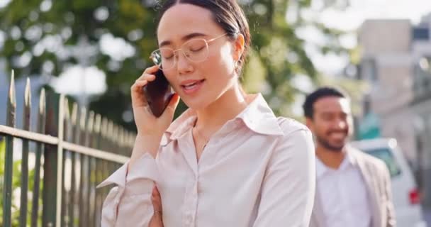 Mulher Negócios Asiática Telefonema Viagem Pela Cidade Para Trabalhar Redes — Vídeo de Stock