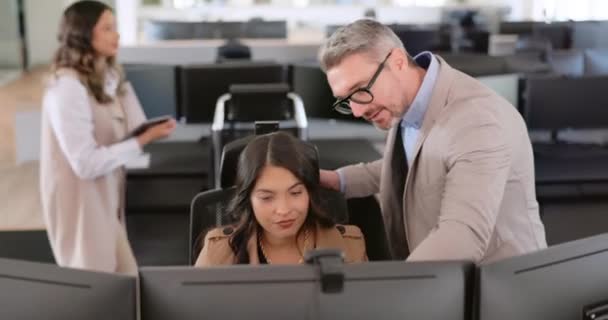 Senior Businessman Computer Employee Training Web Design Office Digital Marketing — Vídeos de Stock