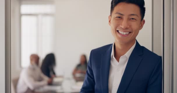 为目标 指标或任务做好准备的在位的面孔 领导和商人 首席执行官 自豪和自信的亚洲男性企业家 在工作场所具有使命 远见和成功的心态 — 图库视频影像