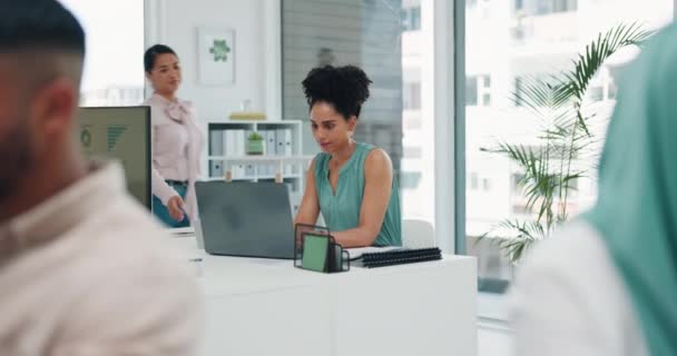 Επιχειρηματικές Γυναίκες Laptop Έγγραφα Βοηθούν Για Την Εταιρεία Kpi Analytics — Αρχείο Βίντεο