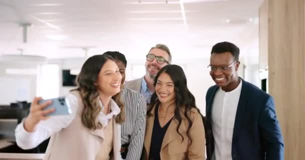 職場の連帯のためのオフィスの自撮り ビジネスの人々と成功のための笑顔 モチベーションとチームビルディング サンフランシスコのソーシャルメディアのための幸せな企業グループ スマートフォンやデジタル画像 — ストック動画