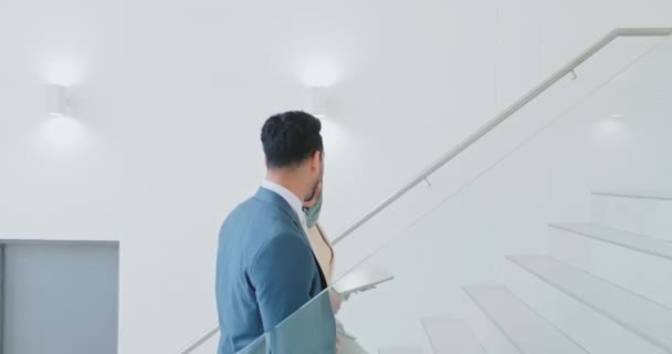 Üzletember Muszlim Lépcső Járásra Beszélgetésre Tabletta Menetrend Naptár Vagy Terv — Stock videók