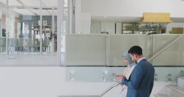 Adamı Müslüman Kadın Yürüme Merdiveni Konuşma Uluslararası Program Için Tablet — Stok video
