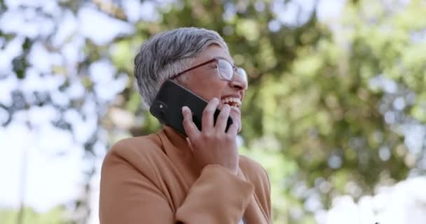 Communicatie Telefoongesprek Glimlach Met Zakenvrouw Stad Voor Netwerken Nieuws Verbinding — Stockvideo