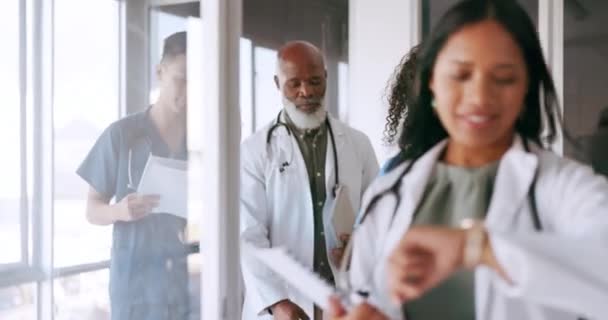 Artsen Verpleegkundigen Teamwork Wandelen Het Ziekenhuis Chirurgie Planning Papier Levensverzekering — Stockvideo