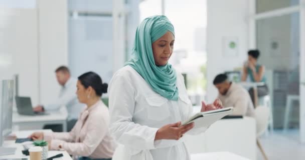 Γραφείο Επιχειρήσεων Και Μουσουλμάνων Γυναίκα Στο Tablet Για Την Έρευνα — Αρχείο Βίντεο