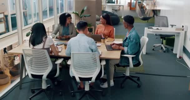 Biznesmeni Różnorodność Lub Spotkanie Nowoczesnymi Dokumentami Biurowymi Cyfrowym Laptopem Marketingowym — Wideo stockowe