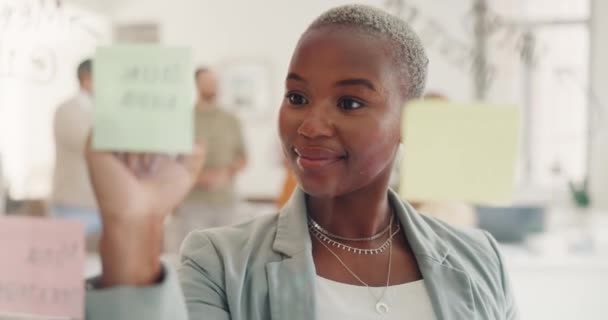 Creativa Idea Mujer Negra Escribiendo Agenda Planificación Notas Adhesivas Estrategia — Vídeos de Stock