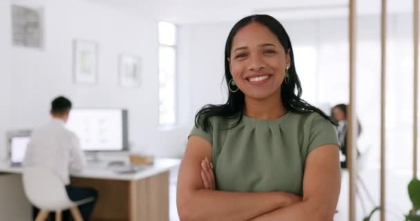 在广告公司的办公室里 女性或快乐的员工 具有成功的目标 自豪感和远见 具有动机 使命或成长精神的女工的微笑 信任或形象 — 图库视频影像