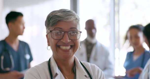 Rostro Médico Mujer Mayor Hospital Listos Para Tareas Metas Atención — Vídeos de Stock