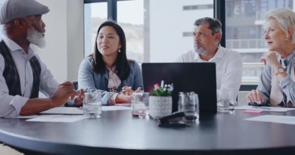 Geschäftsleute Laptops Oder Dokumente Der Vielfalt Treffen Sich Zur Finanzplanung — Stockvideo