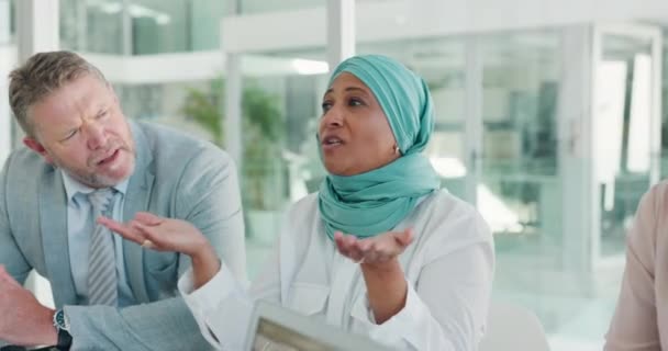 会議室で会社のチームと話し合うミーティング プランニング 女性マネージャー 職場の役員室でビジネス関係者と話し合い 計画し イスラム教徒の女性 — ストック動画