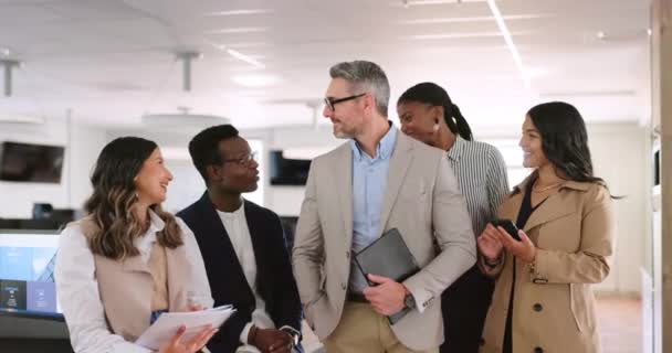 Tablet Işbirliği Bir Ekibi Planlama Strateji Için Ofiste Toplanırken Konuşuyor — Stok video