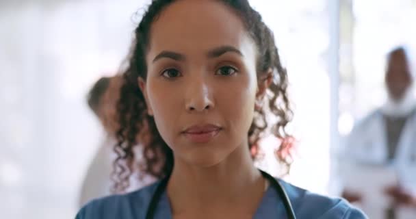 黑人妇女 医生和面部肖像在医院的心理愿景 医疗保健领导者和医疗管理者的动机 非洲妇女 诊所护士和有信心的领导或心脏科专业人员 — 图库视频影像