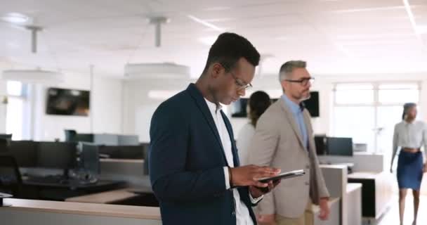 Tablet Digital Marketing Black Man Networking Στο Γραφείο Στο Διαδίκτυο — Αρχείο Βίντεο
