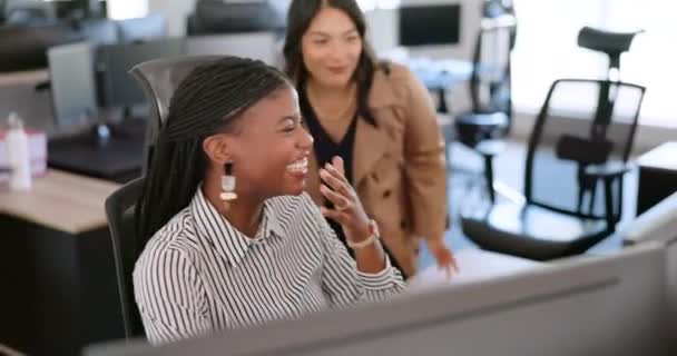Mulheres Negócios Computador Sucesso Alto Cinco Escritório Coworking Publicidade Empresa — Vídeo de Stock