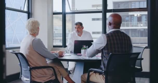 Oameni Afaceri Seniori Laptop Uri Sau Săli Consiliu Ședință Planificarea — Videoclip de stoc