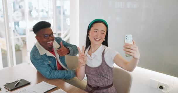Sonríe Amigos Selfies Con Gente Negocios Teléfono Con Pulgares Hacia — Vídeo de stock