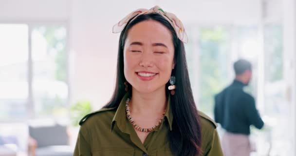 亚洲企业女性 面对并微笑在办公室为远见 目标或未来 成功与模糊的背景 年轻的营销主管 肖像画或在工作场所为专注 使命或成长而快乐 — 图库视频影像