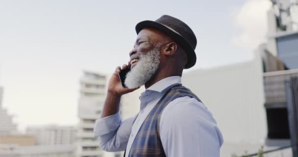 ビジネスや黒人男性の都市では 笑って話してチャット 携帯電話 5G携帯電話のネットワーク上のシニア男性 ディスカッションや連絡先との漫画の会話 — ストック動画