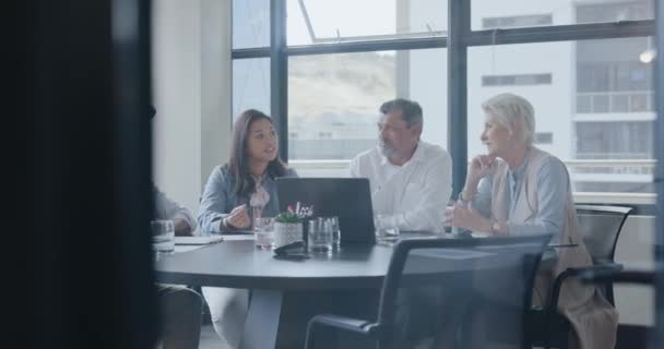 Деловые Люди Ноутбуки Документы Разнообразии Встречи Финансового Планирования Компании Инвестиционной — стоковое видео