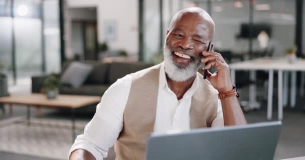 Ceo Telefoongesprek Lachen Senior Zakenman Ondernemer Bedrijfsleider Netwerken Praten Succes — Stockvideo
