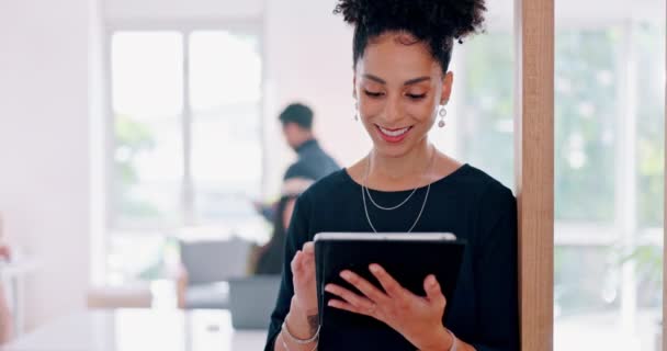 平板电脑 研究和创新与一个商业黑人妇女在她的办公室在网上搜索 与从事增长战略或计划的女雇员一起工作的数据 营销和应用 — 图库视频影像