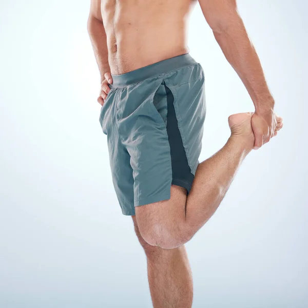 Spor Sağlık Stüdyoda Bacaklarını Esneten Bir Adam Mavi Bir Arka — Stok fotoğraf