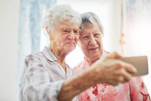 Дети Называют Селфи Две Счастливые Пожилые Женщины Делают Селфи Вместе — стоковое фото