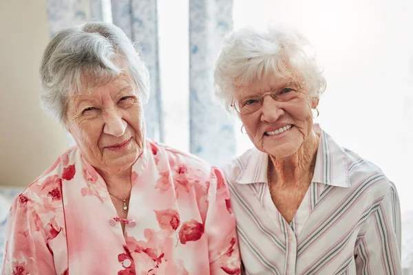 我们的友谊仍然很深厚 两个快乐的老年妇女在家中共度时光的画像 — 图库照片