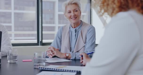 Buluşma Iletişim Kadınları Konuşuyor Sohbet Ediyor Gülüyor Ofisteki Planlama Strateji — Stok video