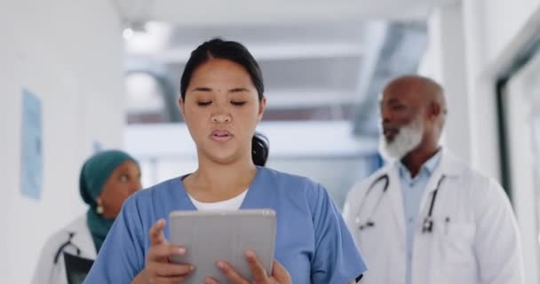Médico Tableta Pensamiento Caminando Hospital Con Horario Digital Liderazgo Atención — Vídeos de Stock
