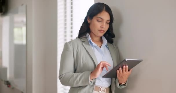 Letişim Internet Sosyal Medya Için Ofiste Arama Tablet Kadını Var — Stok video