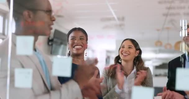 Adamları Ekip Amaçları Işbirliği Çalışanların Desteği Mutluluğu Için Ofiste Alkış — Stok video