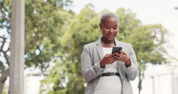 Feliz Teléfono Inteligente Mujer Negra Parque Emocionado Por Aplicación Trabajo — Vídeo de stock