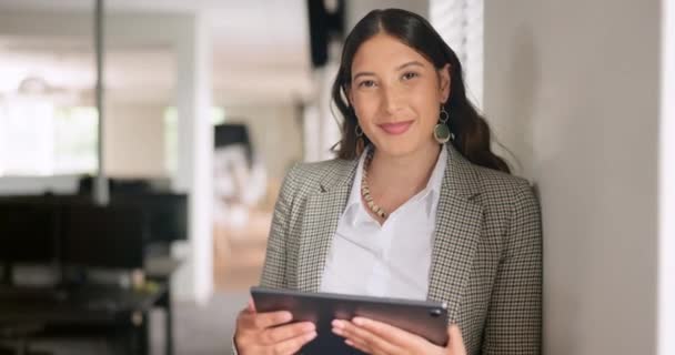 사업을 태블릿 얼굴을 비전으로 바라보고 직장에 자부심 긍정적 마음가짐을 가지고 — 비디오