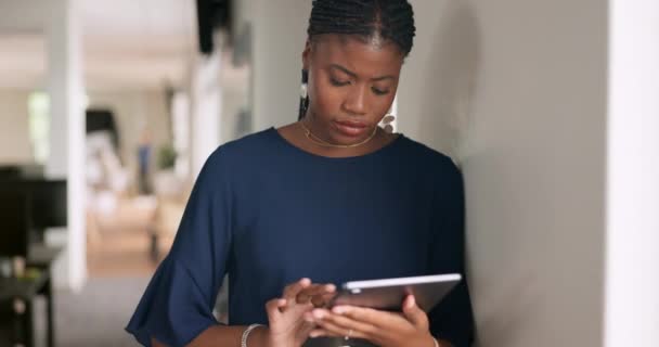 Femme Affaires Noire Tablette Debout Dans Bureau Pour Communication Ligne — Video
