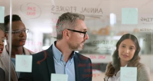 Adamları Lider Planlama Ofisindeki Cam Duvara Yapışkan Notlarla Pazarlama Stratejisi — Stok video