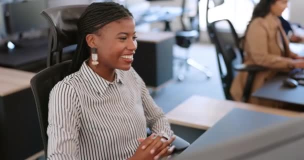 Чернокожая Женщина Работающая Довольная Успехом Офисе Позитивным Настроем Обзором Работником — стоковое видео