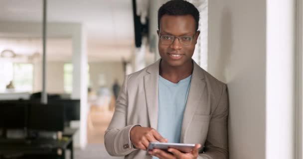 黒人男性 笑顔の肖像画やデジタルマーケティング オンラインネットワーキングやモバイルアプリ通信のためのテーブルオフィスで作業 アフリカの男 技術デバイスとウェブデザイン会社のロビーで幸せな立ち上がり — ストック動画