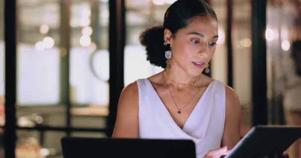 拥有技术 打字和通宵工作的女商人 以满足截止日期 Kpi目标和带有笔记本电脑和平板电脑的加班要求 黑人妇女 公司工作场所和工作重点 时间表和延迟工作 — 图库视频影像