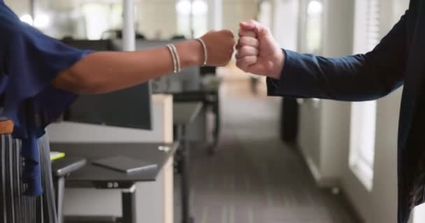 Faustschlag Händedruck Oder Geschäftsleute Einer Partnerschaft Mit Teamarbeit Unterstützung Oder — Stockvideo