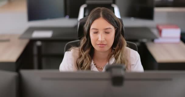 Twarz Myślenie Kobieta Biznesu Przez Komputer Rozważa Rozwiązanie Problemu Biurze — Wideo stockowe