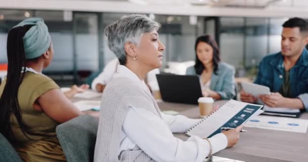 老年女性 面容愉快的商务会议讨论 员工协作和创意目标规划在办公室进行 年事已高的企业员工 幸福形象和团队精神管理的成功 — 图库视频影像