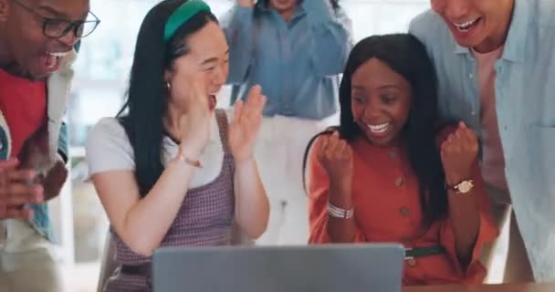 ノートパソコン 勝者とチームは オフィスでの目標 ターゲットや契約を一緒にお祝いしながら 仕事を祝う男女の従業員グループとの拍手 多様性と成功 — ストック動画