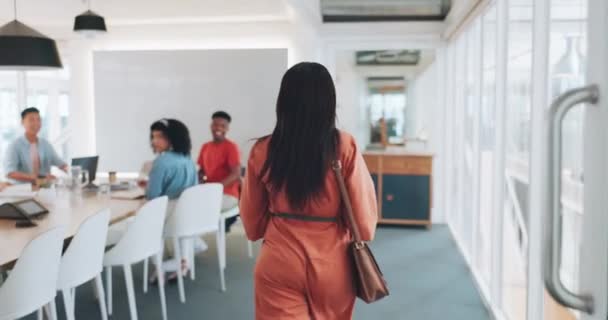 Ceo Liderazgo Mujer Negra Caminando Reunión Oficina Para Estrategia Ventas — Vídeo de stock