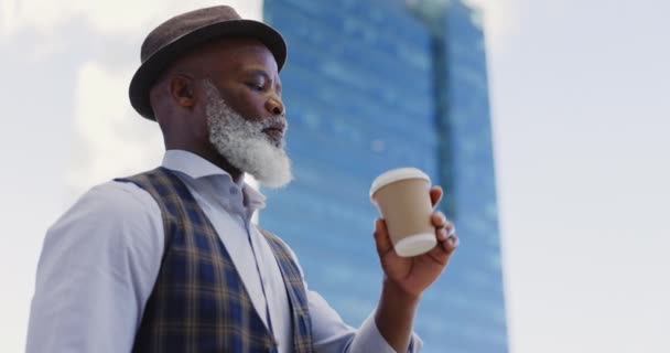 Homme Affaires Noir Senior Café Frais Ville Pour Routine Matin — Video