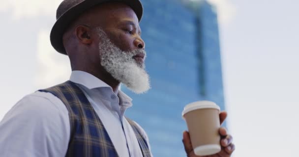 黒のシニアビジネスマン コーヒーと朝のルーチンのための都市でクール 肯定的な考え方のビジョンと仕事のための旅行 ニューヨークのスタイリッシュなアフリカ人男性 お茶を飲むと旅行のための屋外で考える — ストック動画